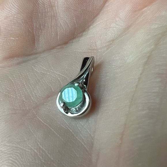 NWOB - 5mm Emerald Sterling Silver Pendant - Picture 5 of 6